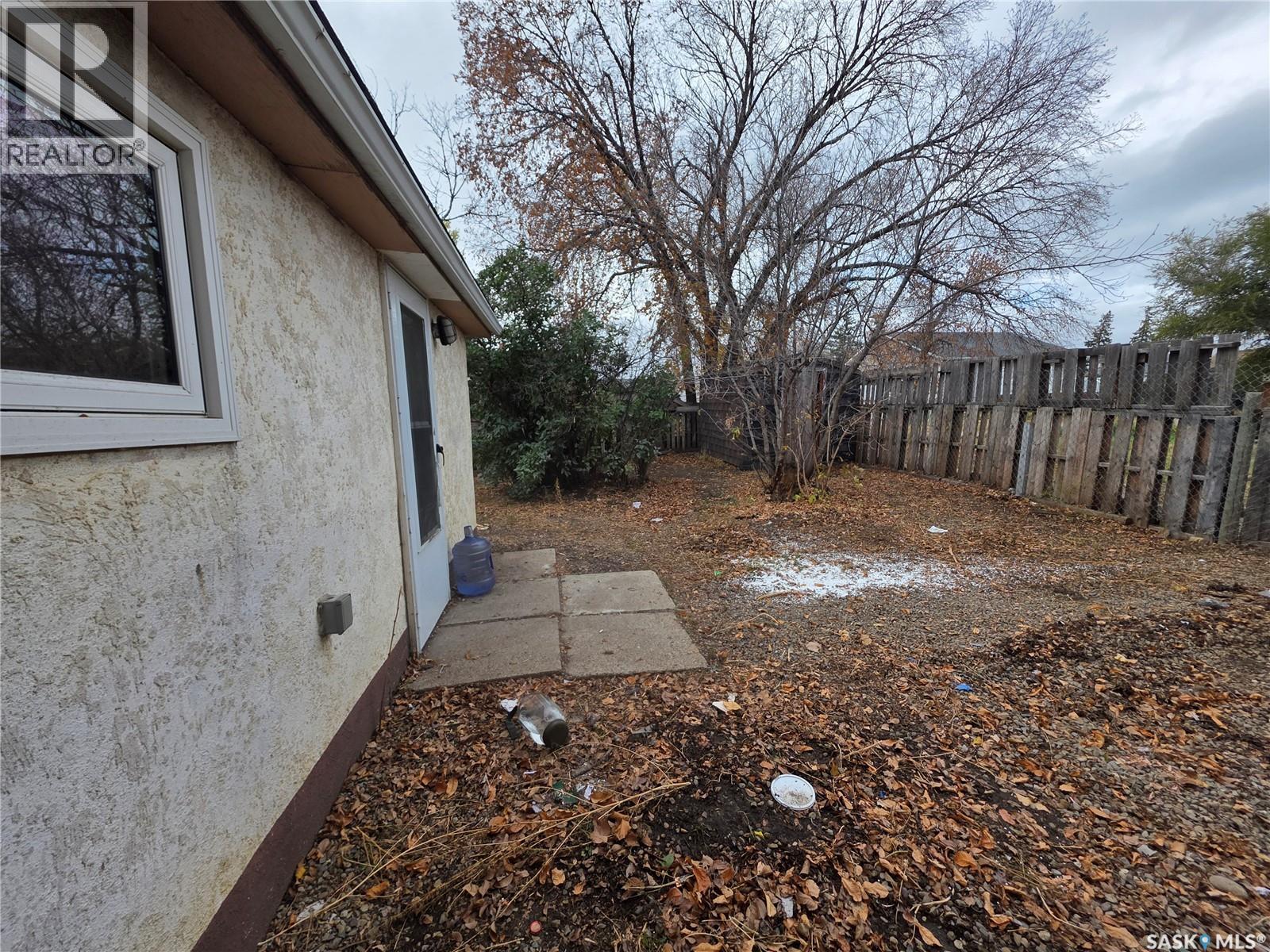 927 North Railway Street E, Swift Current, SK - Outdoor