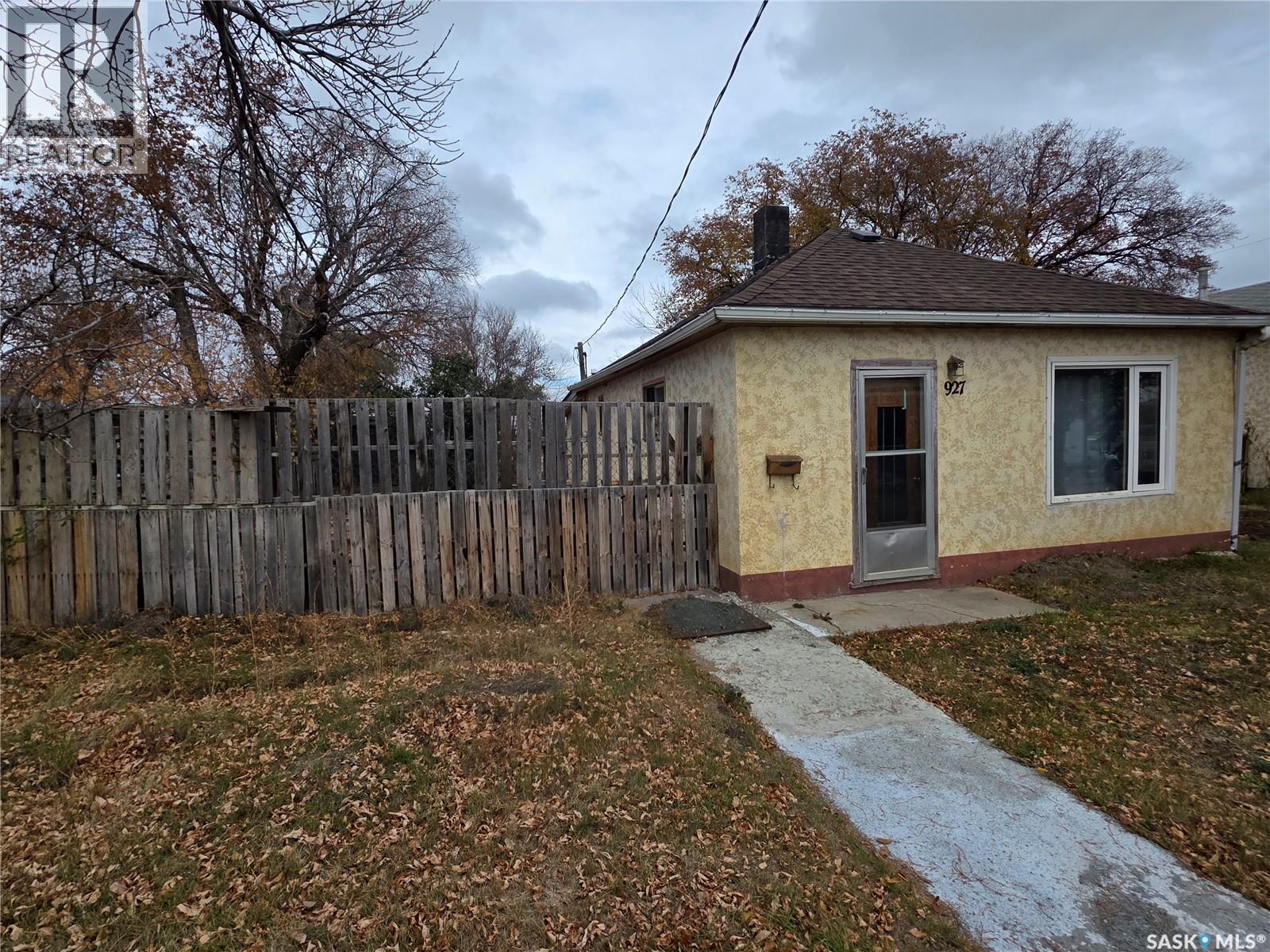 927 North Railway Street E, Swift Current, SK - Outdoor