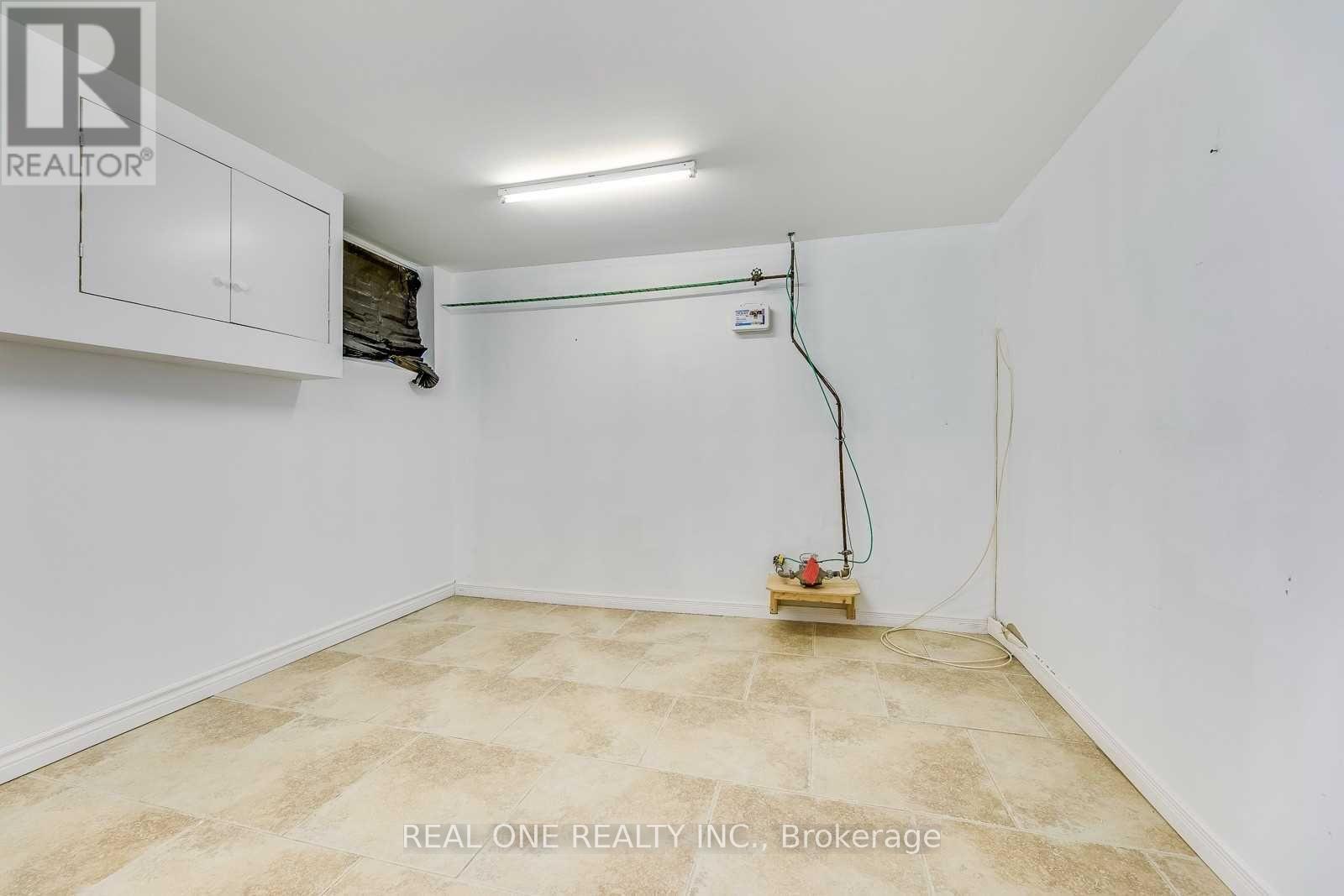 Lower - 2048 Edinburgh Drive, Burlington, ON - Indoor Photo Showing Other Room