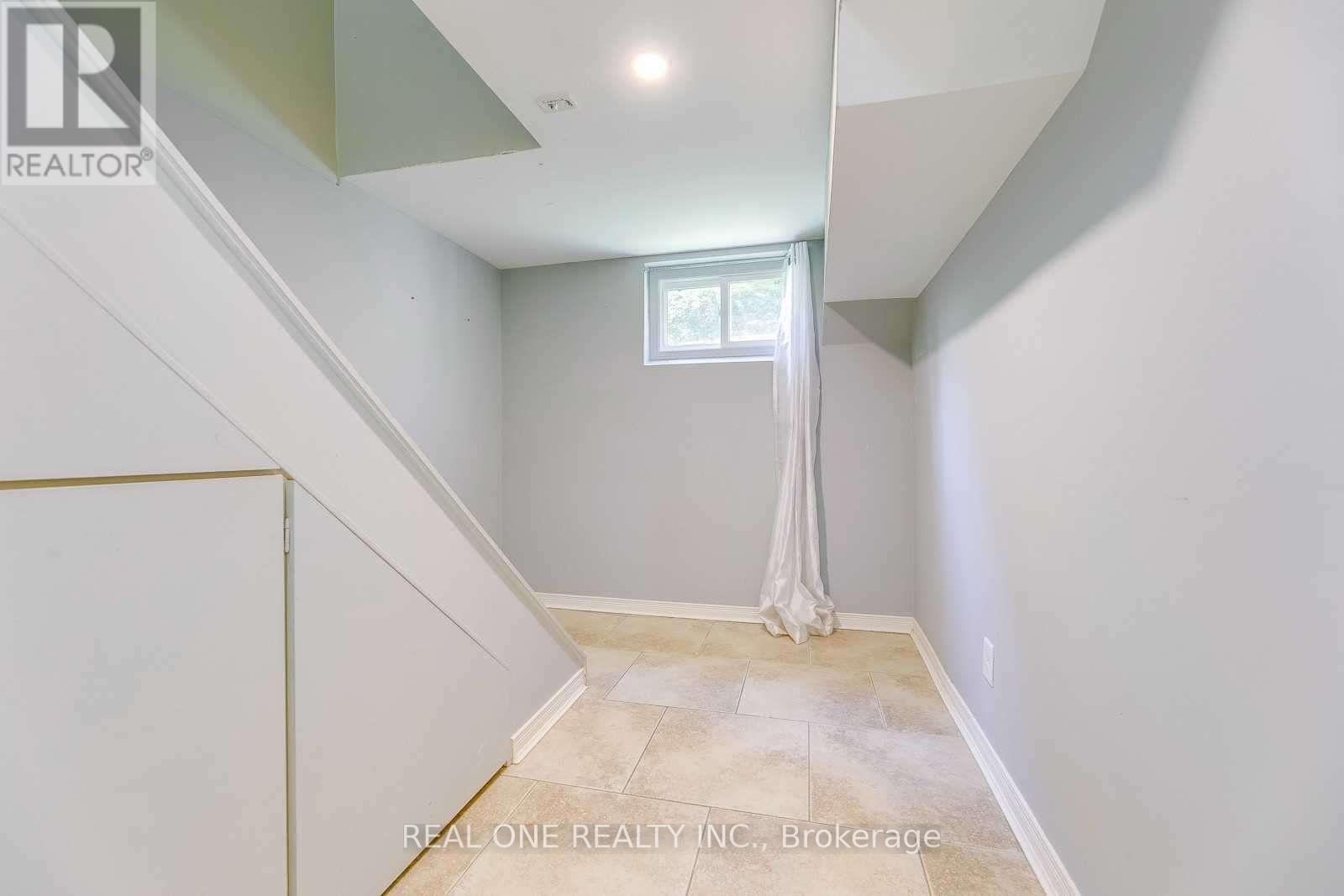 Lower - 2048 Edinburgh Drive, Burlington, ON - Indoor Photo Showing Other Room