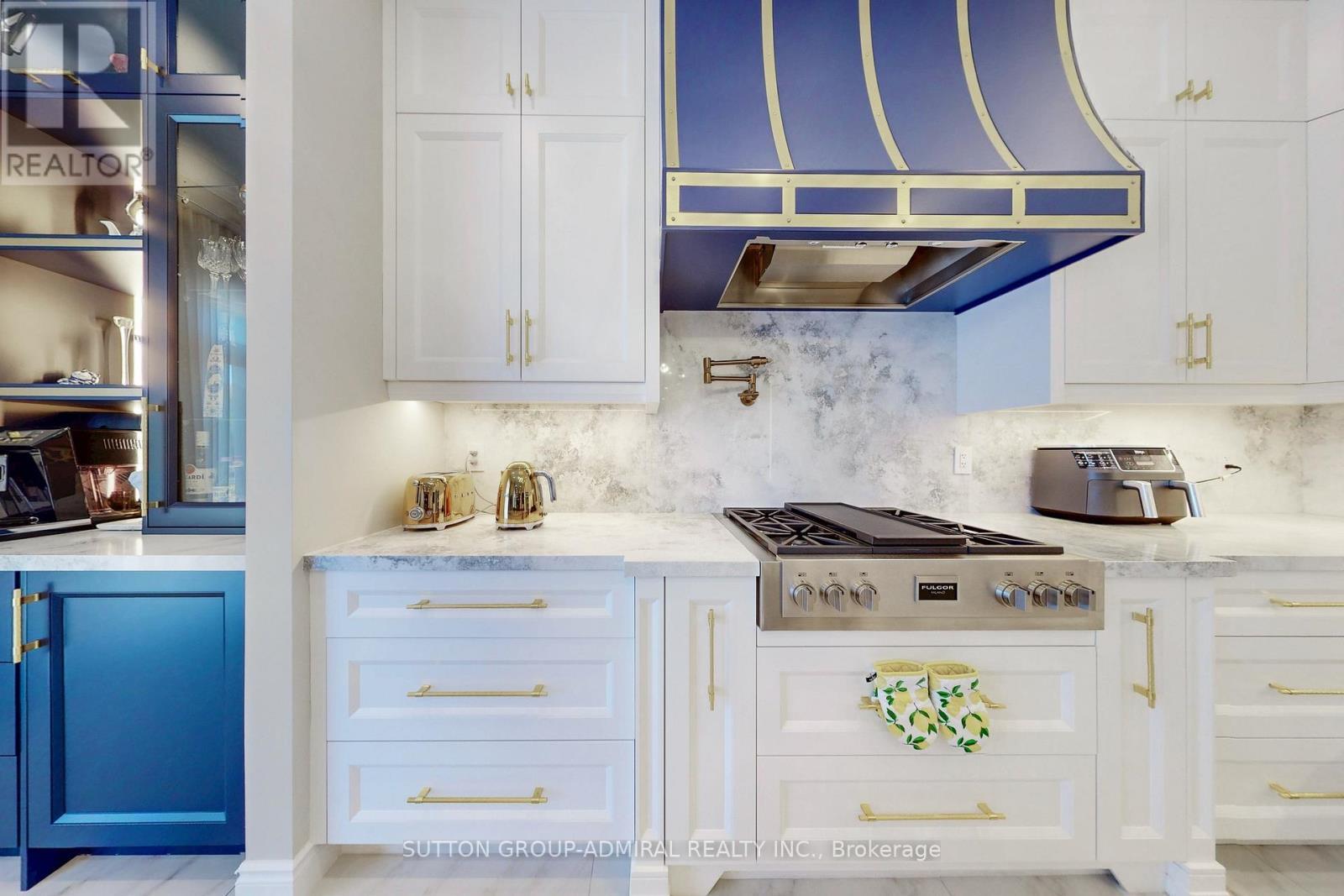 37 Cedarpoint Court, Vaughan, ON - Indoor Photo Showing Kitchen With Upgraded Kitchen