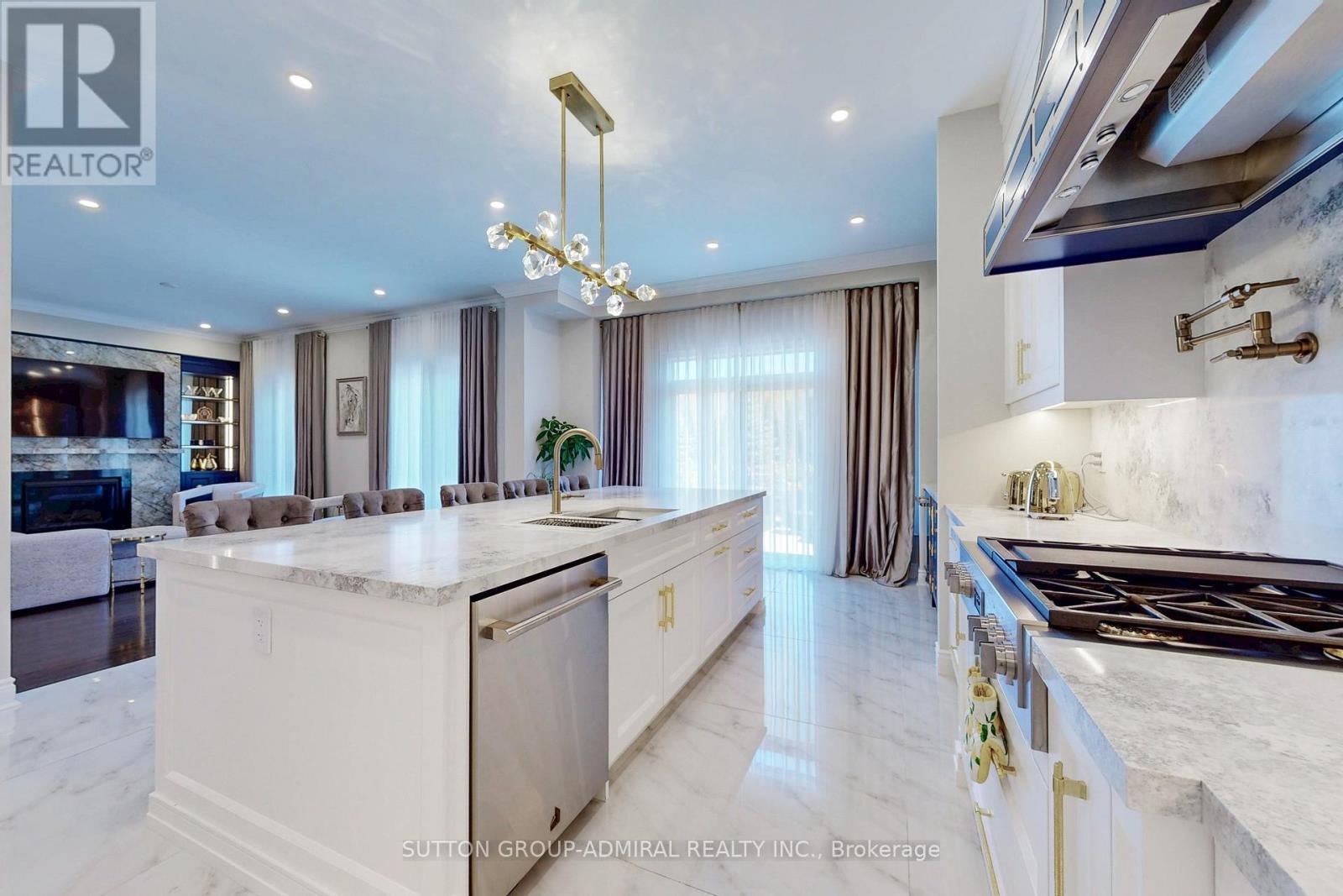 37 Cedarpoint Court, Vaughan, ON - Indoor Photo Showing Kitchen With Upgraded Kitchen