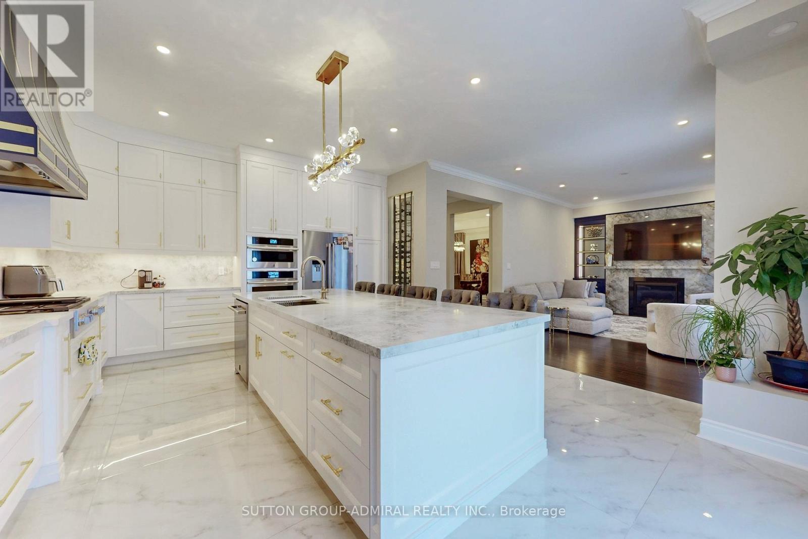 37 Cedarpoint Court, Vaughan, ON - Indoor Photo Showing Kitchen With Upgraded Kitchen