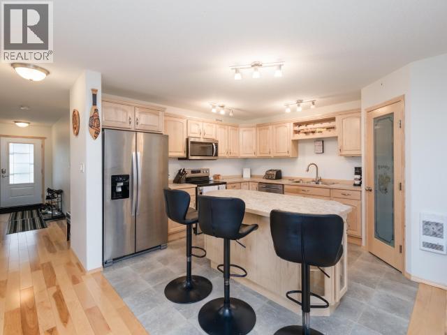1-19 Bailey Place, Whitehorse, YT - Indoor Photo Showing Kitchen