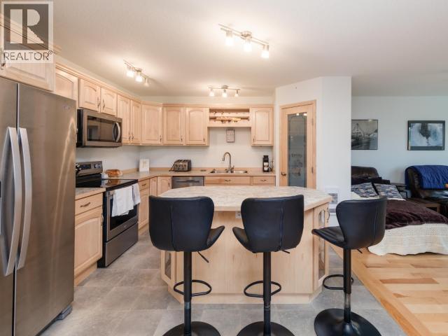 1-19 Bailey Place, Whitehorse, YT - Indoor Photo Showing Kitchen With Double Sink