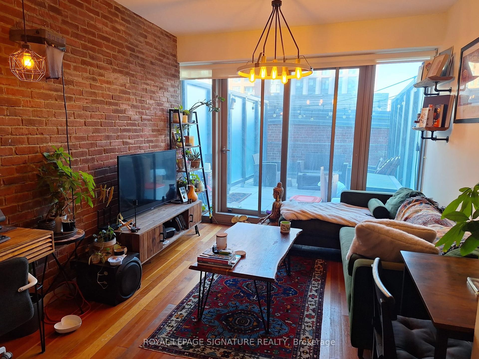 204-390 Cherry Street, Toronto, ON - Indoor Photo Showing Living Room