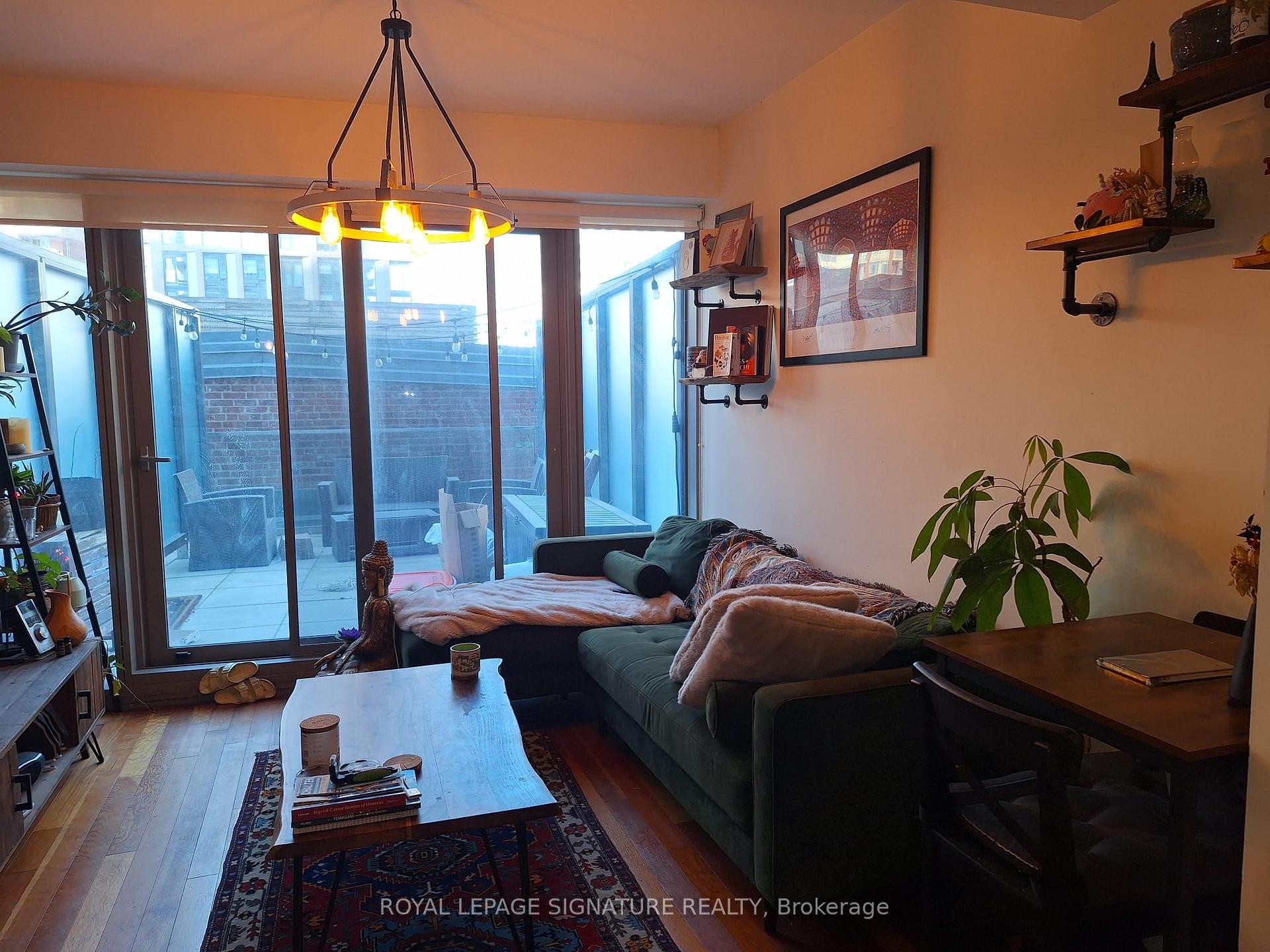 204-390 Cherry Street, Toronto, ON - Indoor Photo Showing Living Room