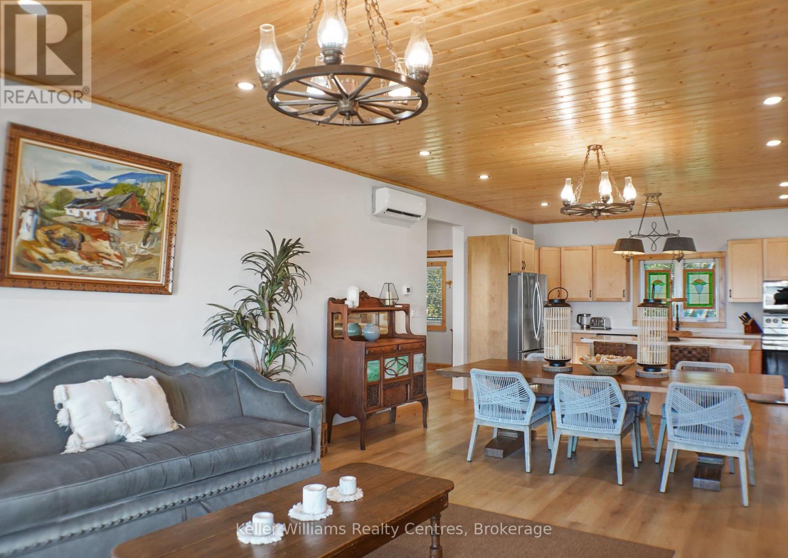 315 Shoreline Avenue, South Bruce Peninsula, ON - Indoor Photo Showing Living Room