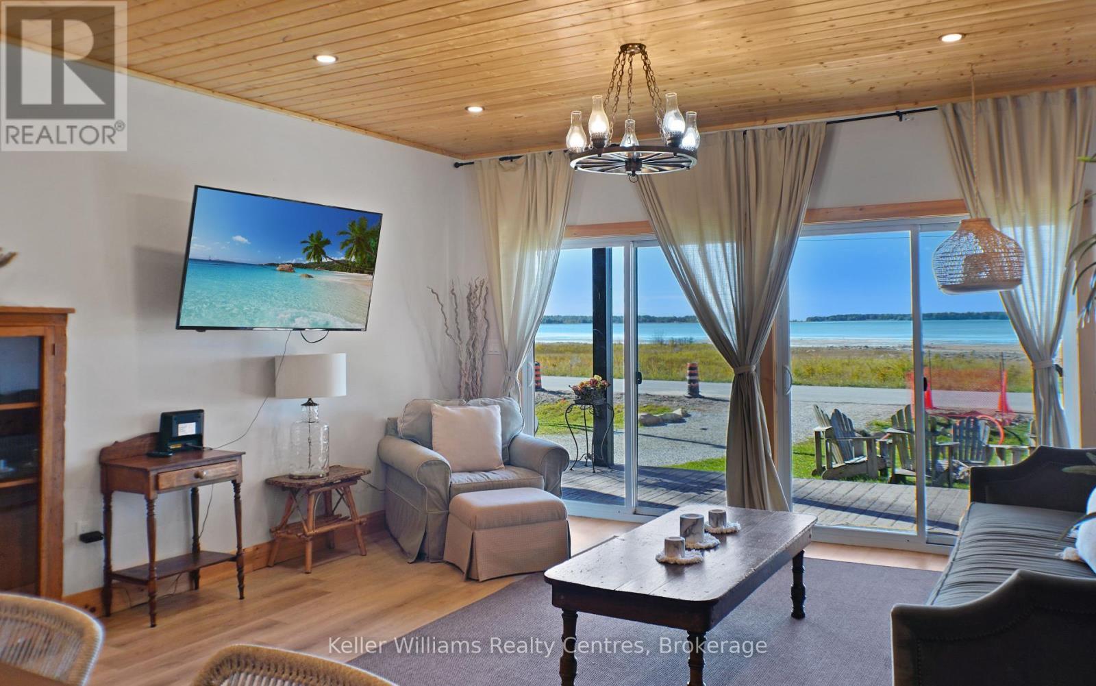315 Shoreline Avenue, South Bruce Peninsula, ON - Indoor Photo Showing Living Room
