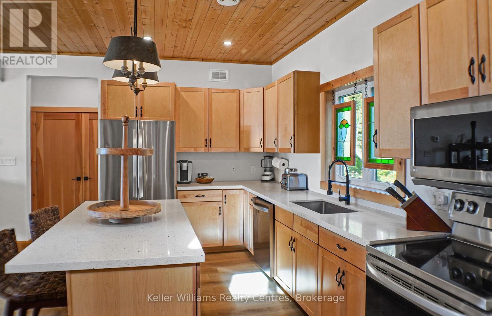 315 Shoreline Avenue, South Bruce Peninsula, ON - Indoor Photo Showing Kitchen