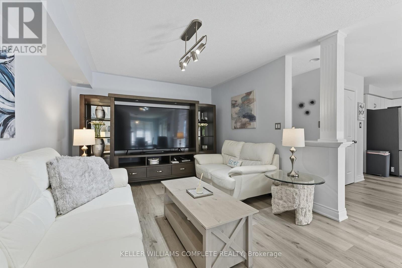 66 Suffolk Street, Hamilton, ON - Indoor Photo Showing Living Room