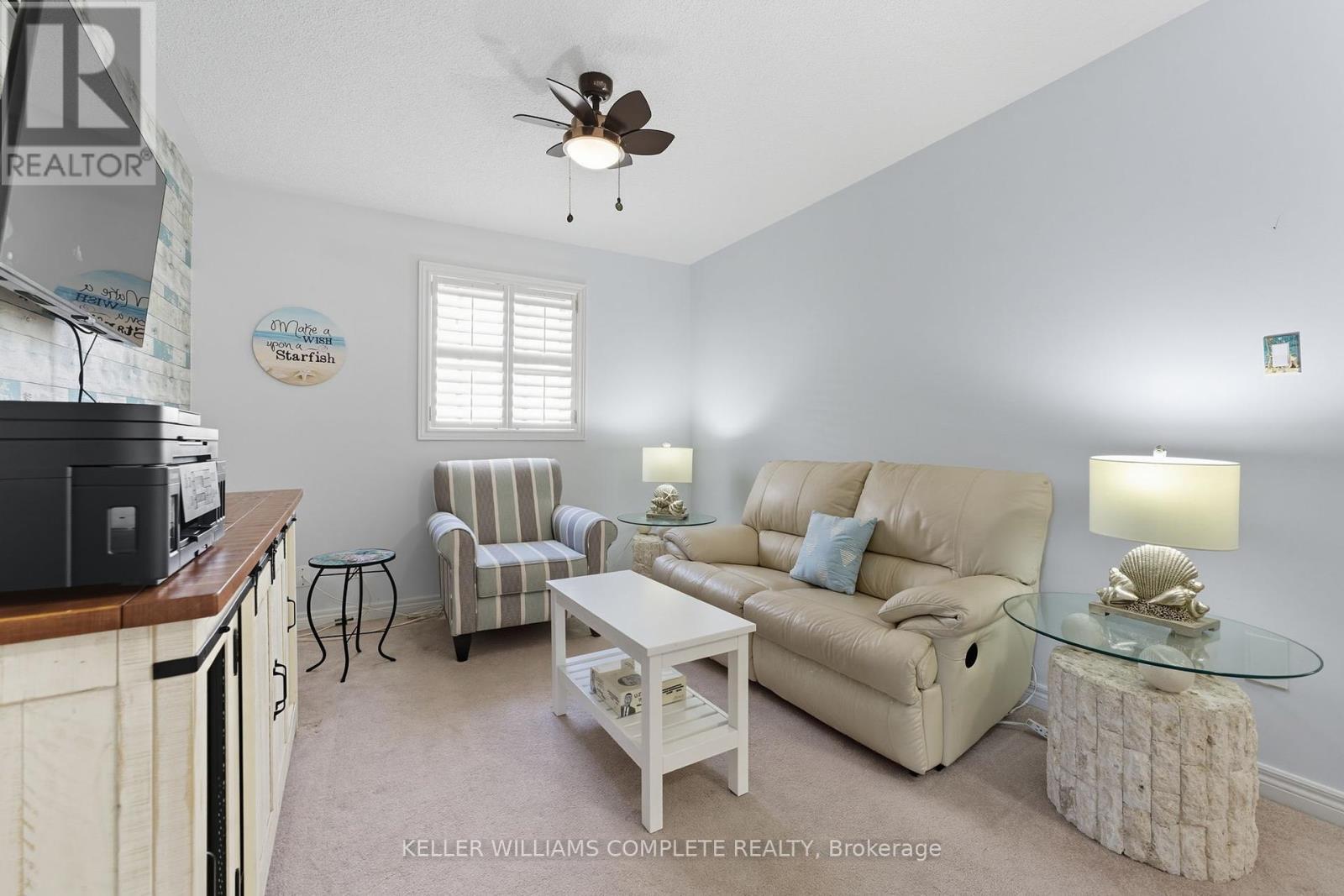 66 Suffolk Street, Hamilton, ON - Indoor Photo Showing Living Room