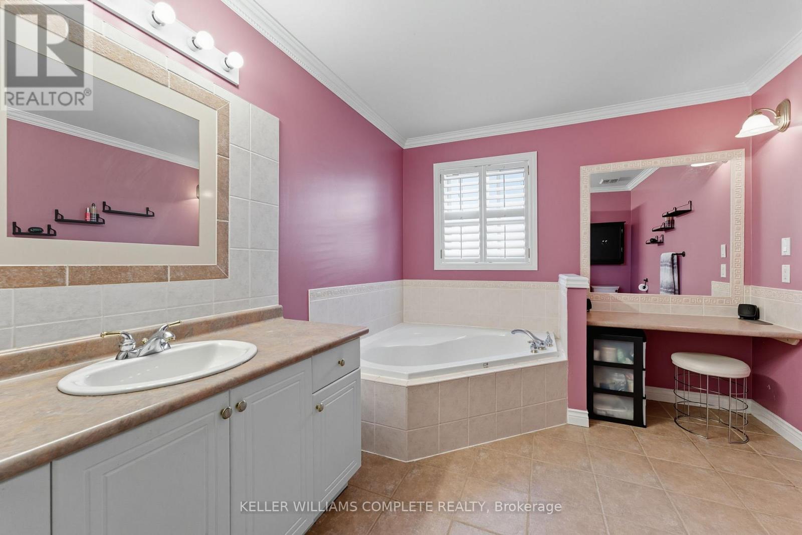 66 Suffolk Street, Hamilton, ON - Indoor Photo Showing Bathroom