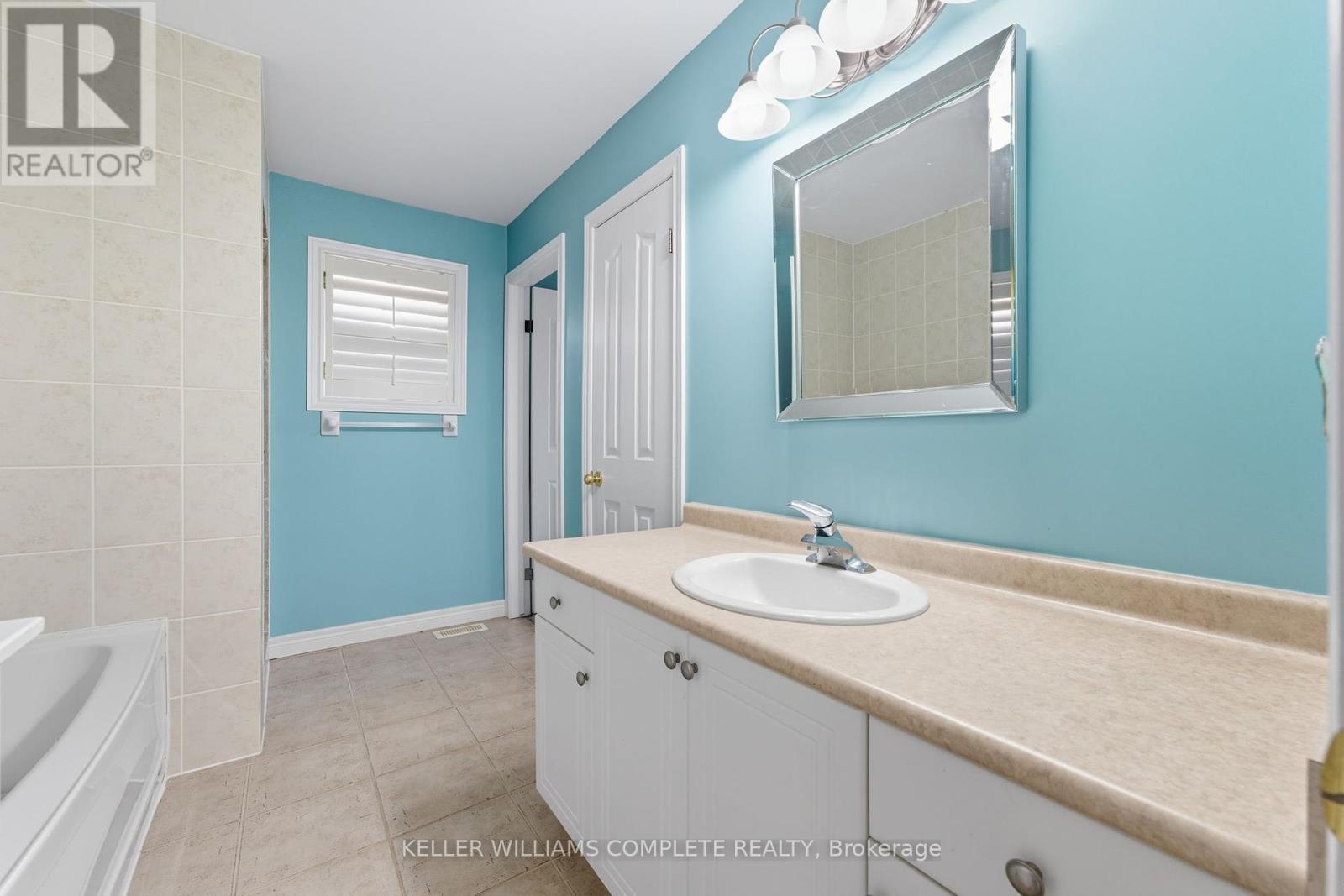 66 Suffolk Street, Hamilton, ON - Indoor Photo Showing Bathroom
