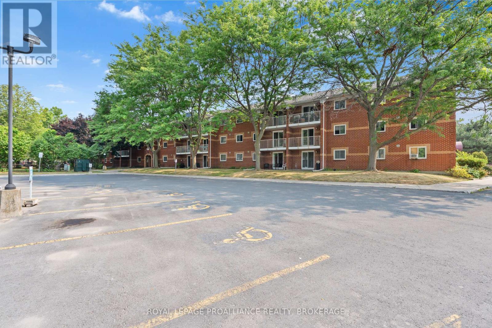 302 - 573 Armstrong Road, Kingston (East Gardiners Rd), ON - Outdoor