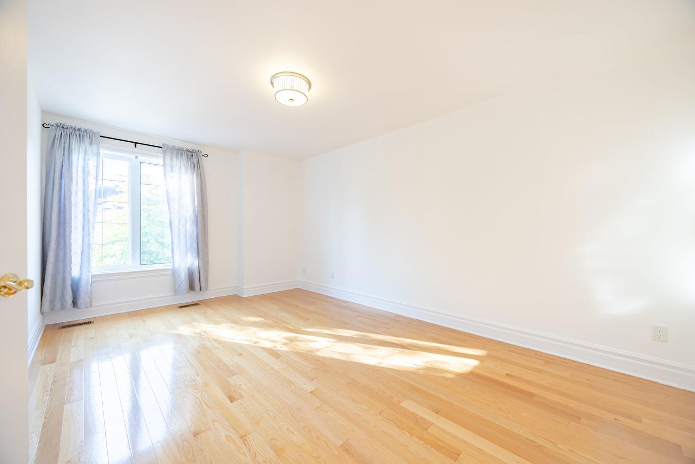 Chambre à coucher - 4893 Rue Du Persan, Montréal (Pierrefonds-Roxboro), QC - Indoor Photo Showing Other Room