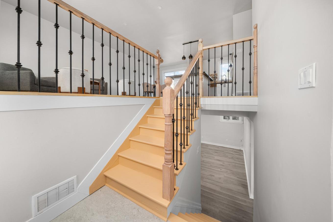 Staircase - 366 Rue Bourget, Vaudreuil-Dorion, QC - Indoor Photo Showing Other Room