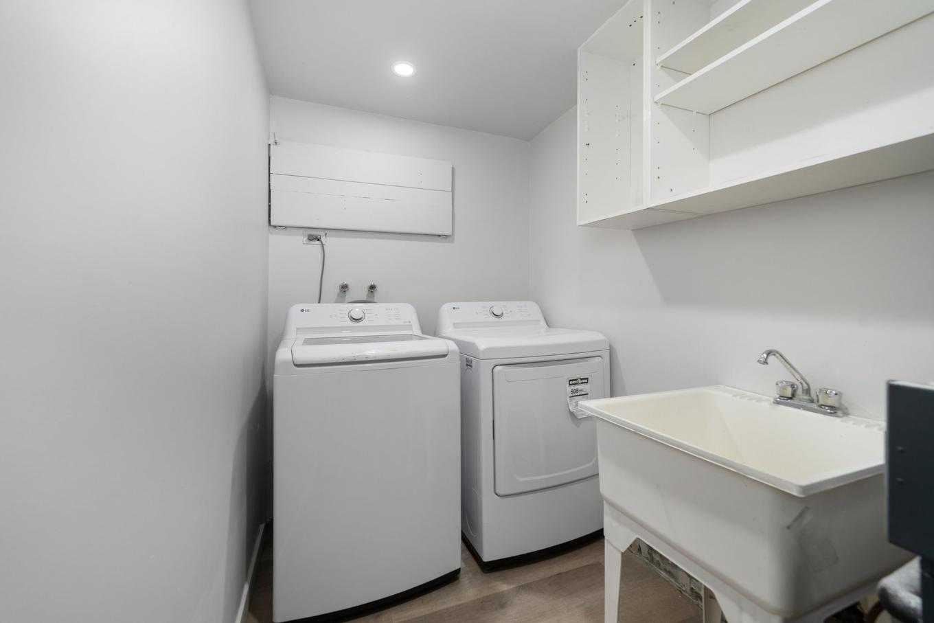 Laundry room - 366 Rue Bourget, Vaudreuil-Dorion, QC - Indoor Photo Showing Laundry Room