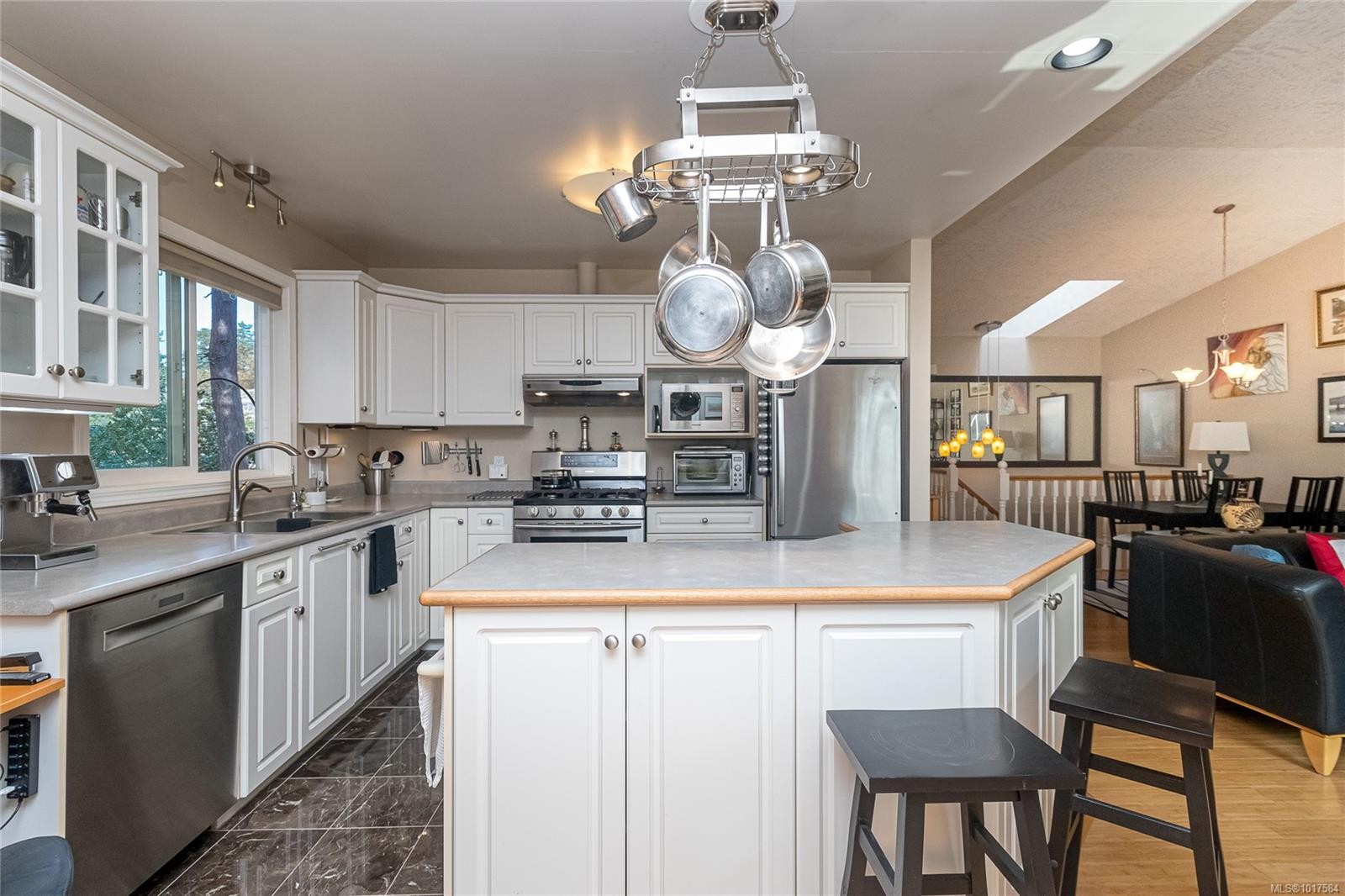 999 Admirals Rd, Esquimalt, BC - Indoor Photo Showing Kitchen