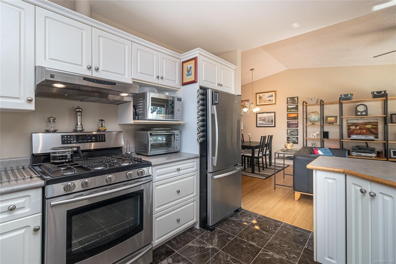 999 Admirals Rd, Esquimalt, BC - Indoor Photo Showing Kitchen