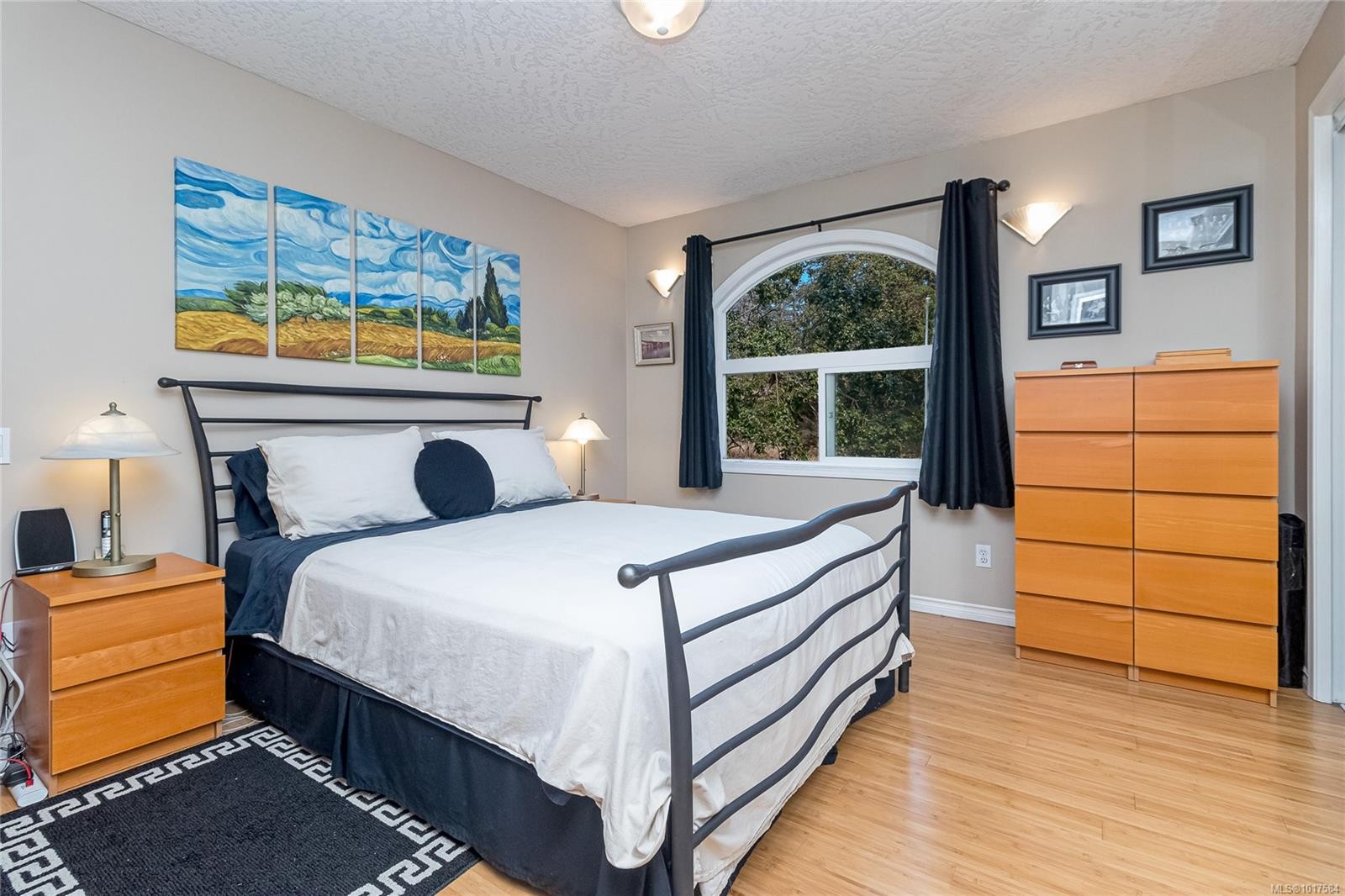 999 Admirals Rd, Esquimalt, BC - Indoor Photo Showing Bedroom