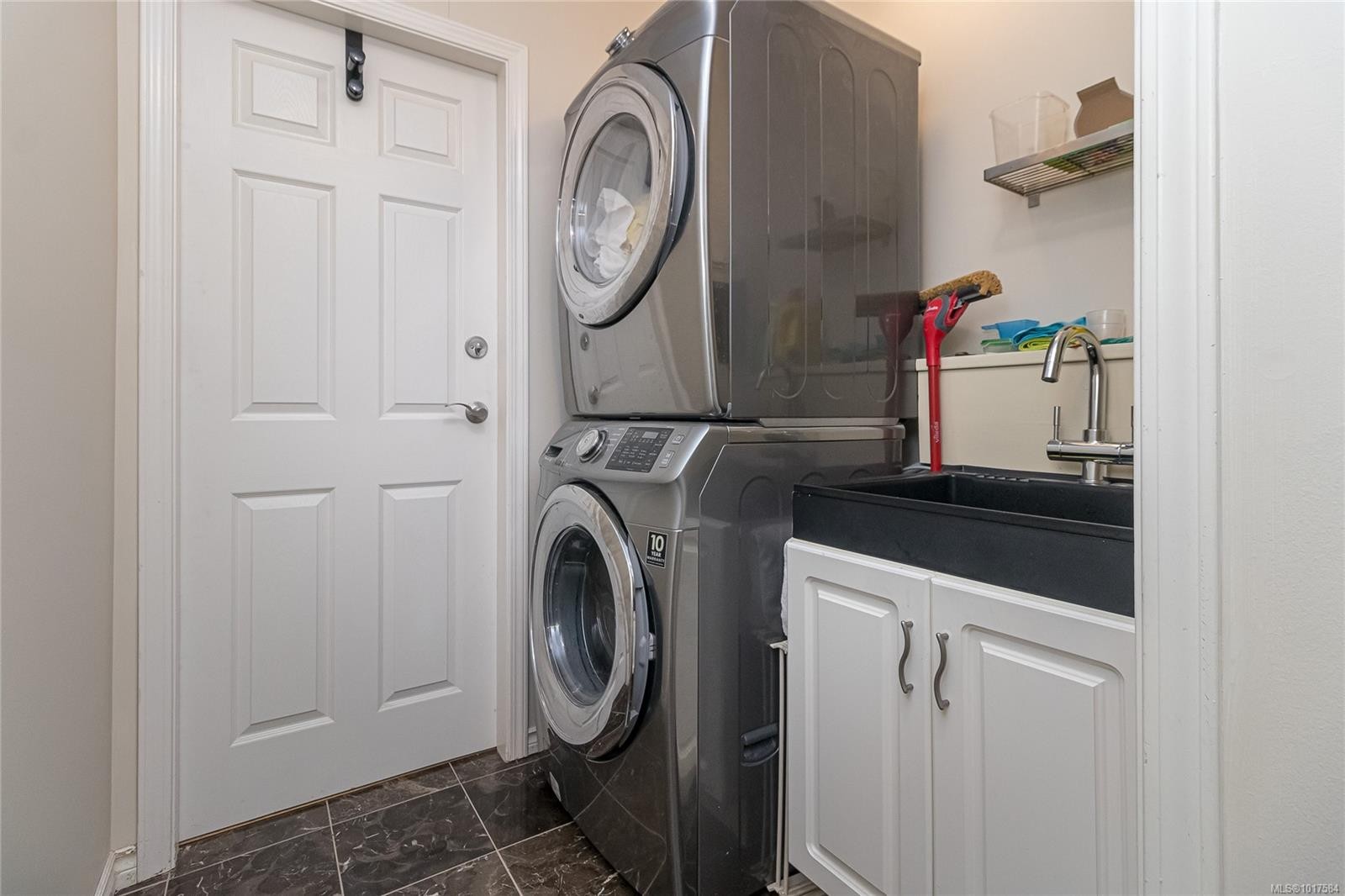 999 Admirals Rd, Esquimalt, BC - Indoor Photo Showing Laundry Room