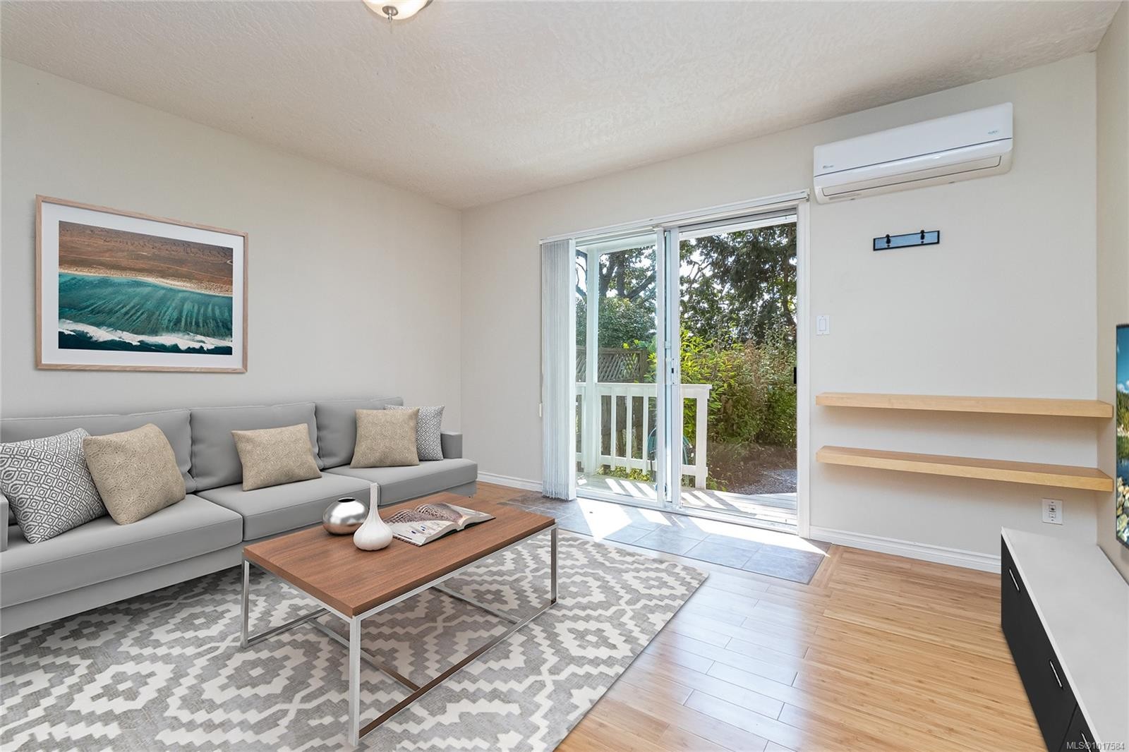 999 Admirals Rd, Esquimalt, BC - Indoor Photo Showing Living Room