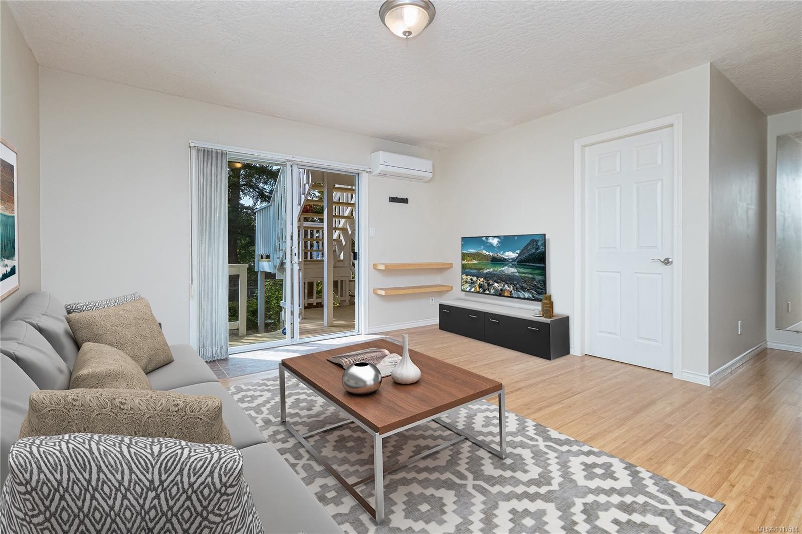 999 Admirals Rd, Esquimalt, BC - Indoor Photo Showing Living Room