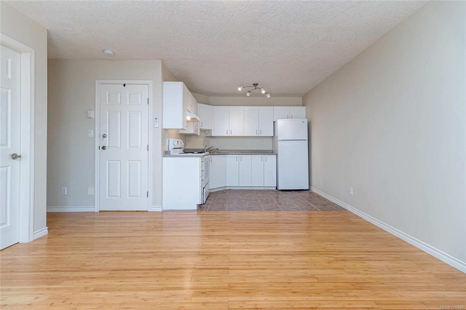 999 Admirals Rd, Esquimalt, BC - Indoor Photo Showing Kitchen