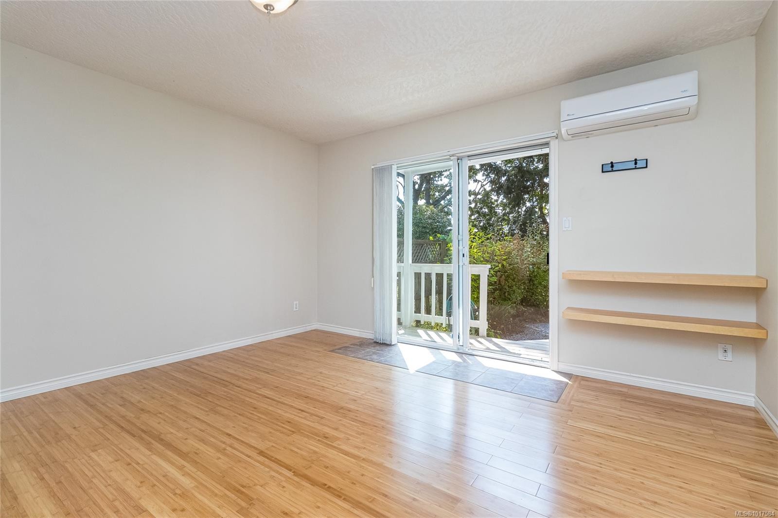 999 Admirals Rd, Esquimalt, BC - Indoor Photo Showing Other Room