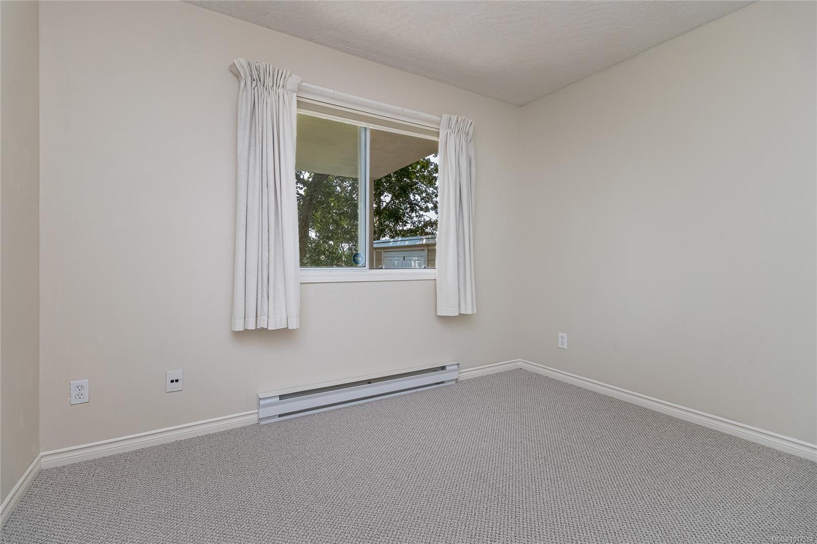 999 Admirals Rd, Esquimalt, BC - Indoor Photo Showing Other Room