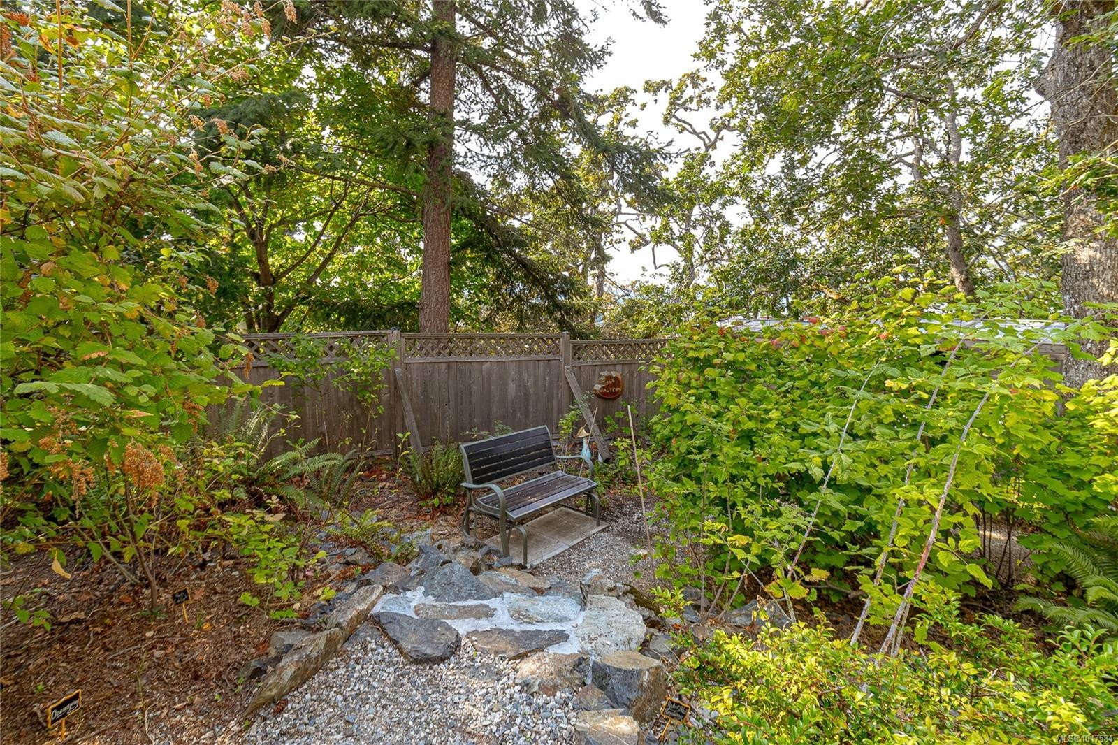 999 Admirals Rd, Esquimalt, BC - Outdoor