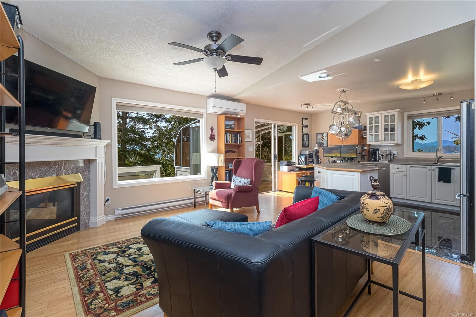999 Admirals Rd, Esquimalt, BC - Indoor Photo Showing Living Room With Fireplace