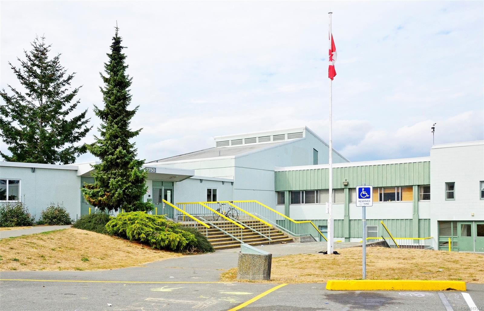 999 Admirals Rd, Esquimalt, BC - Outdoor