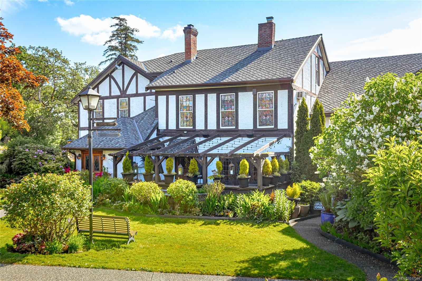 999 Admirals Rd, Esquimalt, BC - Outdoor