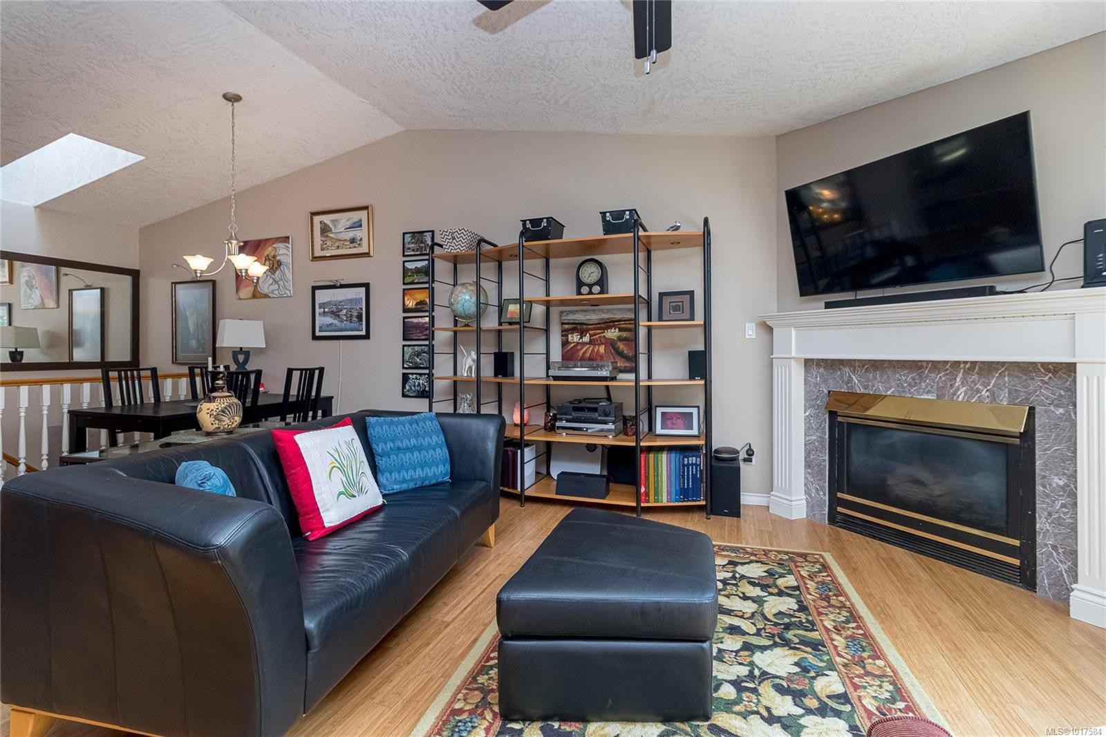 999 Admirals Rd, Esquimalt, BC - Indoor Photo Showing Living Room With Fireplace