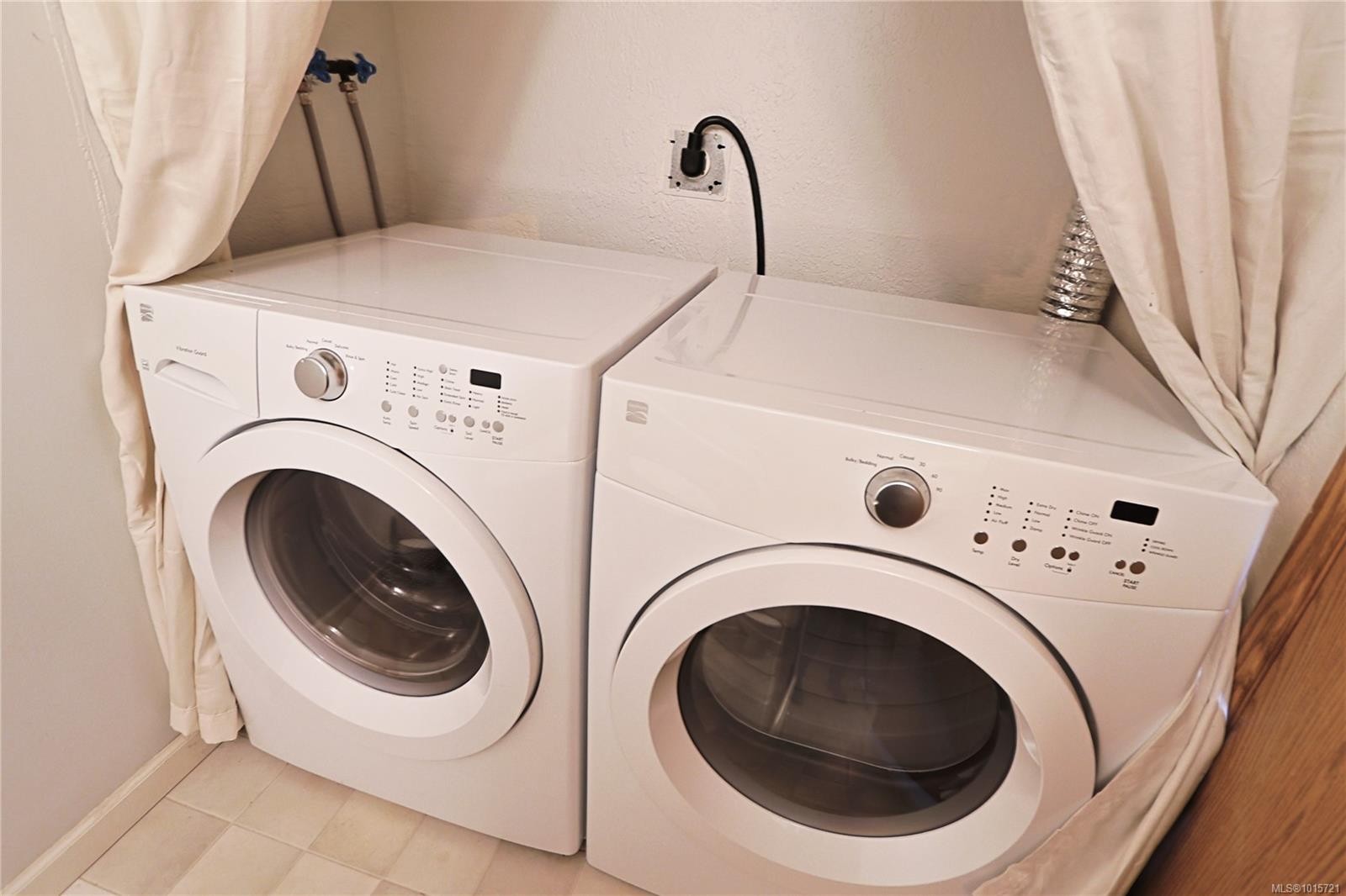 208-69 Gorge Rd West, Saanich, BC - Indoor Photo Showing Laundry Room