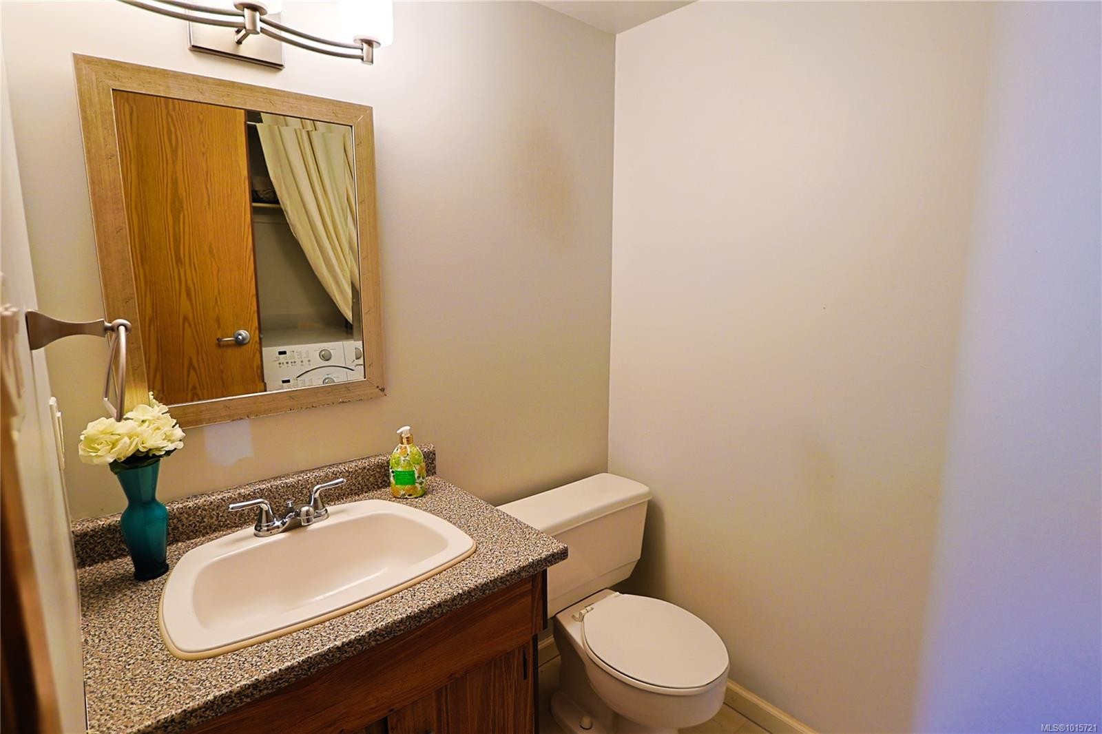 208-69 Gorge Rd West, Saanich, BC - Indoor Photo Showing Bathroom