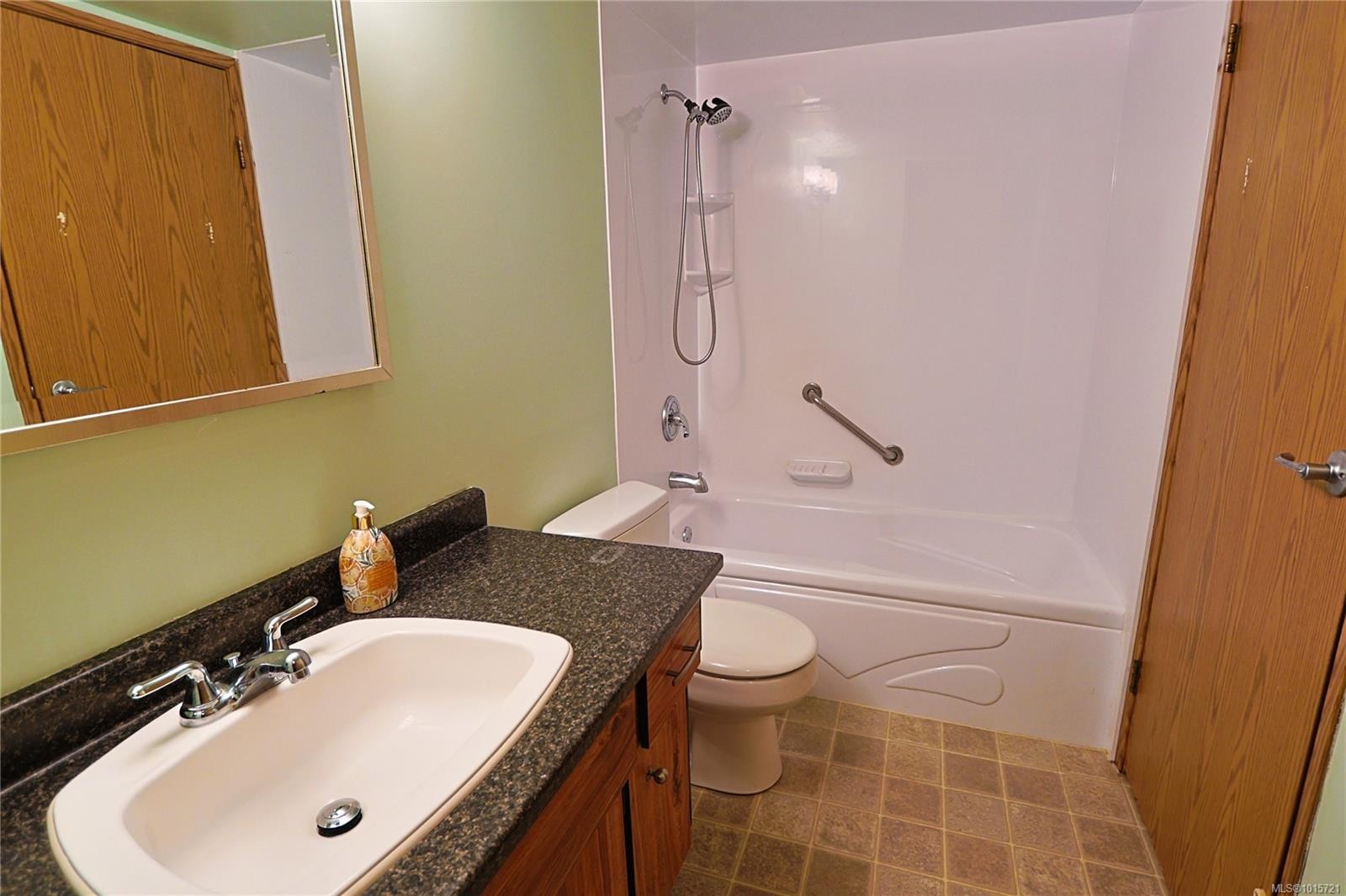 208-69 Gorge Rd West, Saanich, BC - Indoor Photo Showing Bathroom