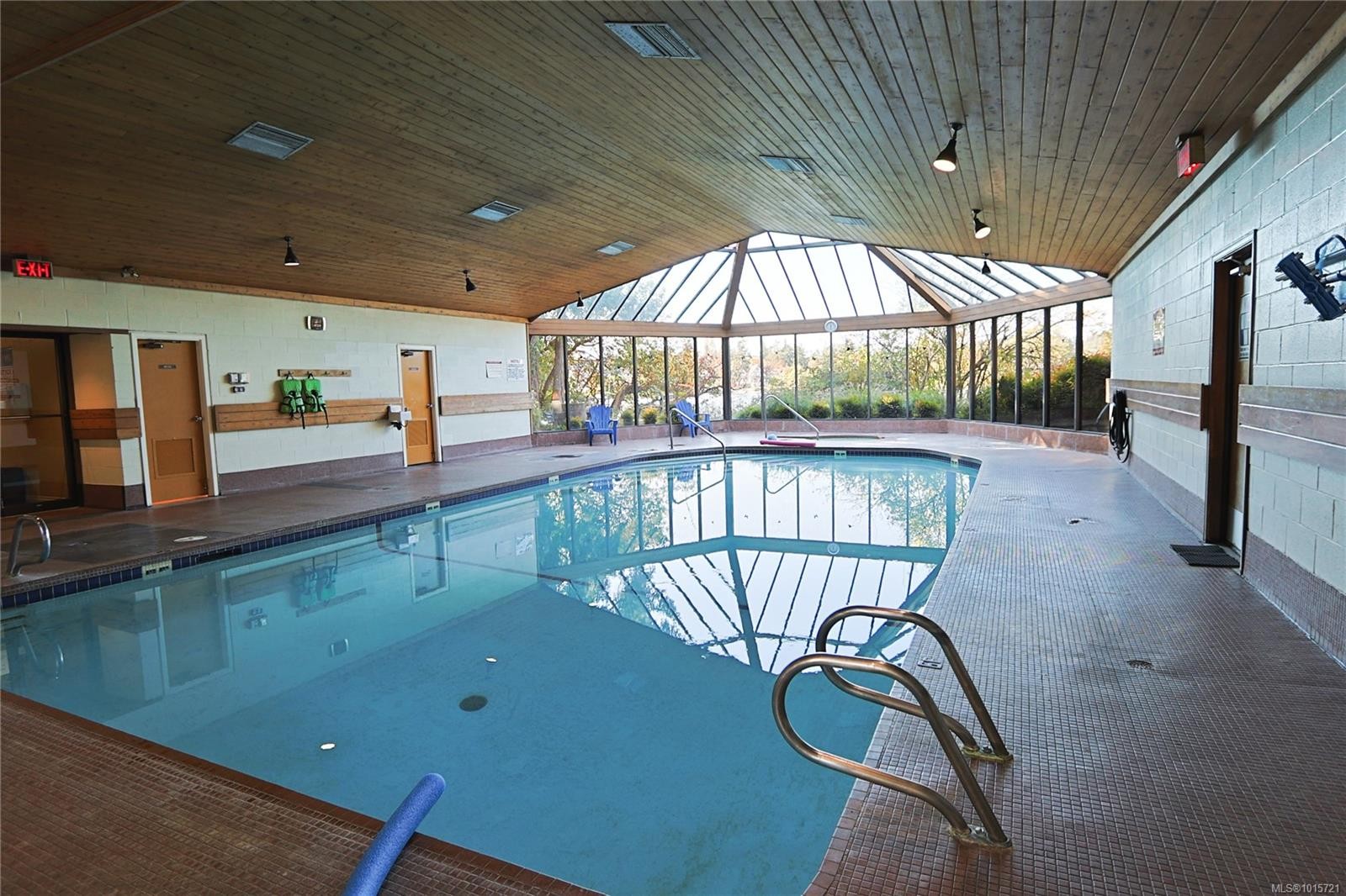 208-69 Gorge Rd West, Saanich, BC - Indoor Photo Showing Other Room With In Ground Pool