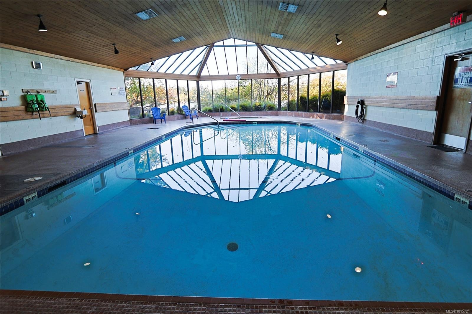 208-69 Gorge Rd West, Saanich, BC - Indoor Photo Showing Other Room With In Ground Pool