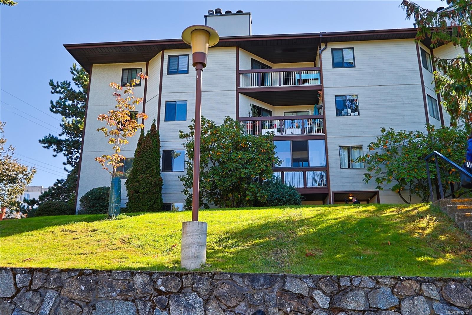 208-69 Gorge Rd West, Saanich, BC - Outdoor