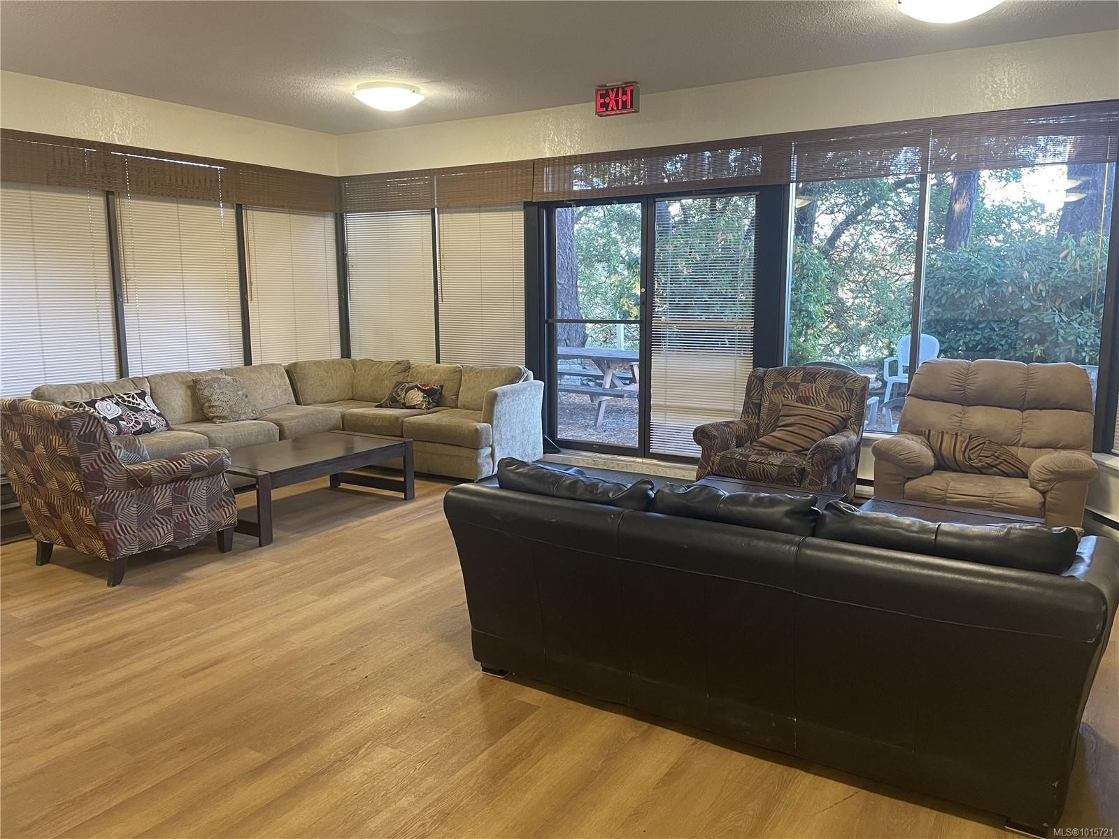 208-69 Gorge Rd West, Saanich, BC - Indoor Photo Showing Living Room