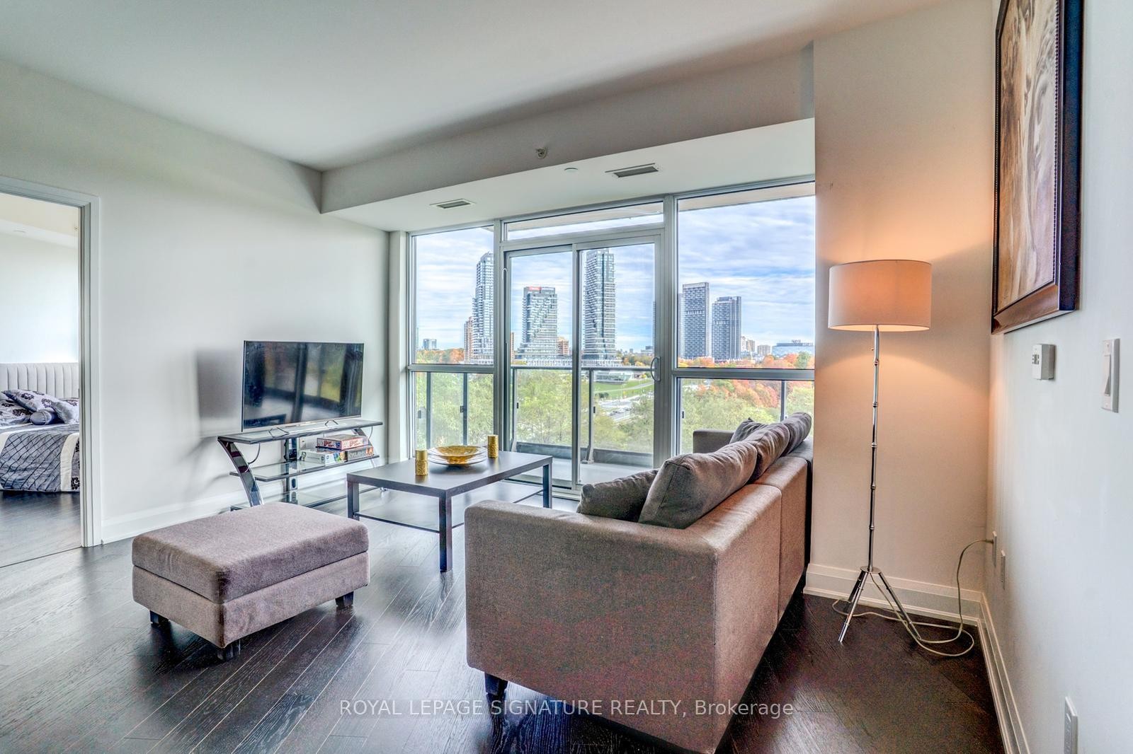 504-160 Vanderhoof Avenue, Toronto, ON - Indoor Photo Showing Living Room