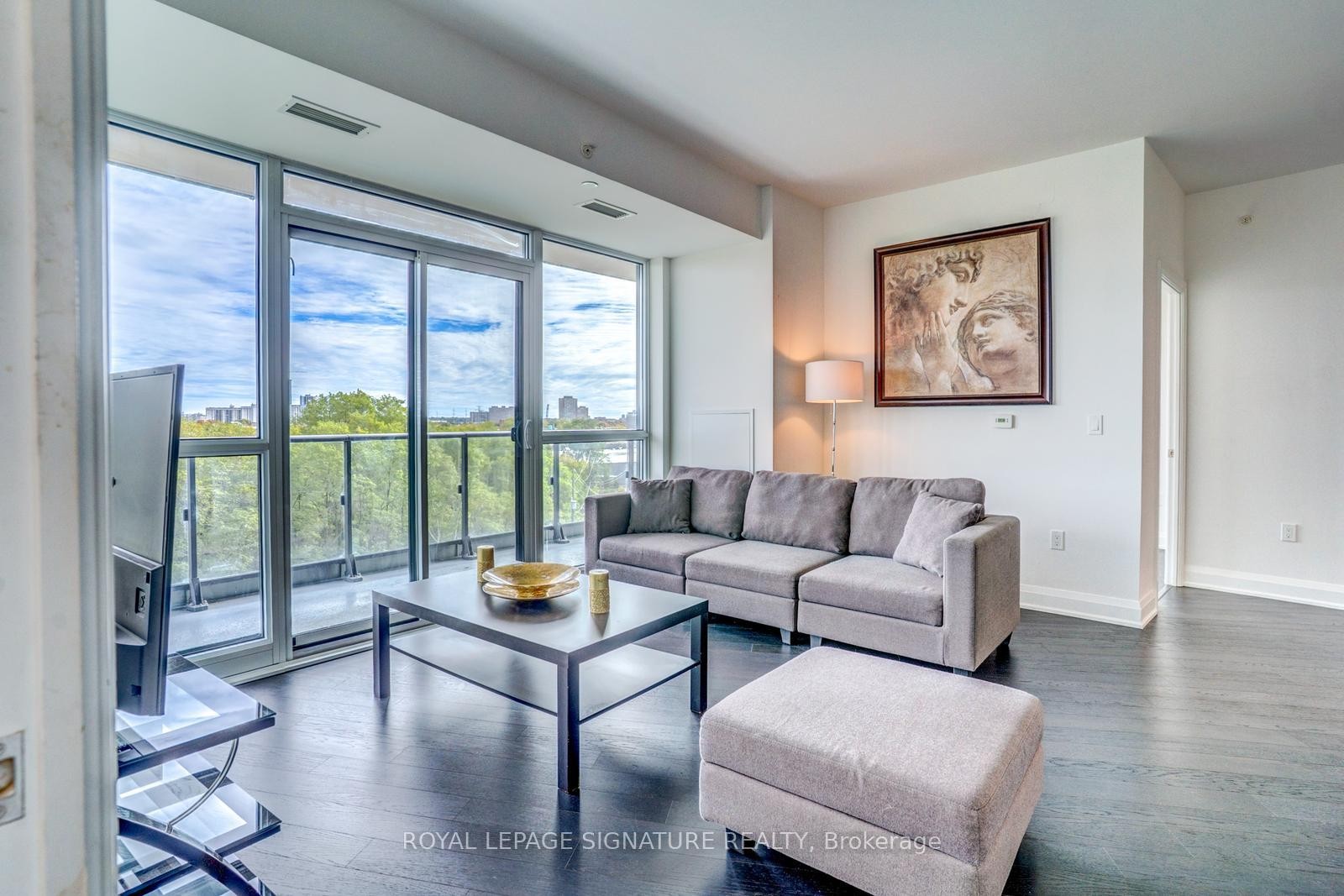 504-160 Vanderhoof Avenue, Toronto, ON - Indoor Photo Showing Living Room