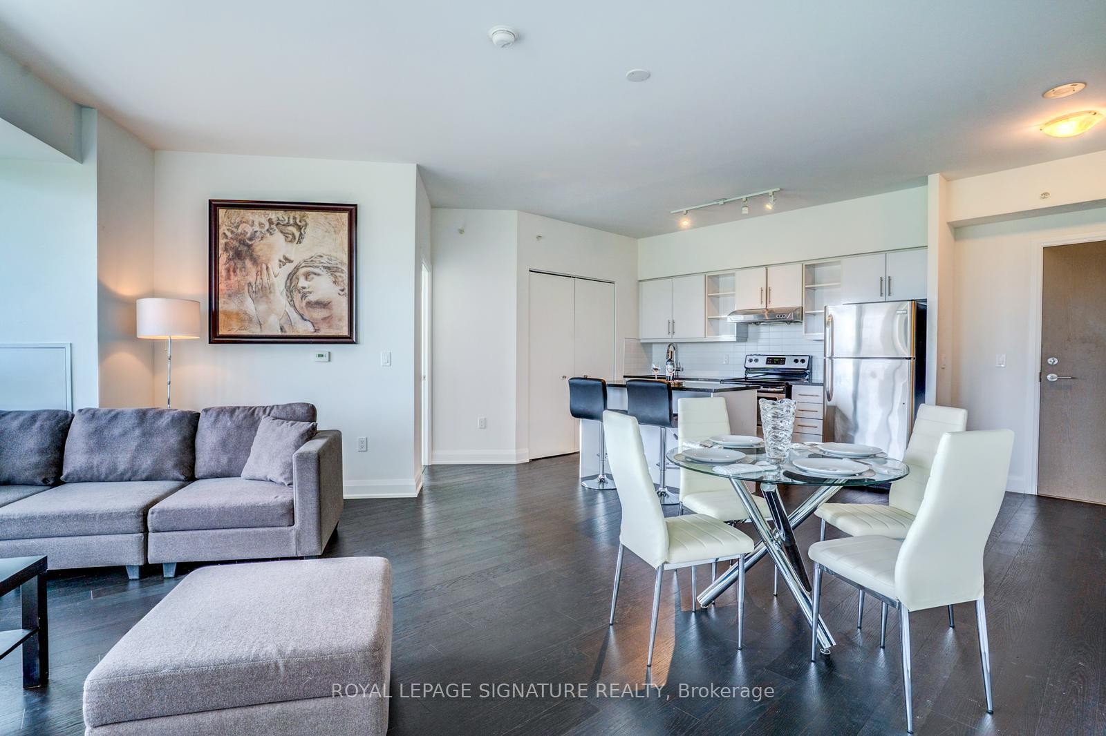 504-160 Vanderhoof Avenue, Toronto, ON - Indoor Photo Showing Living Room