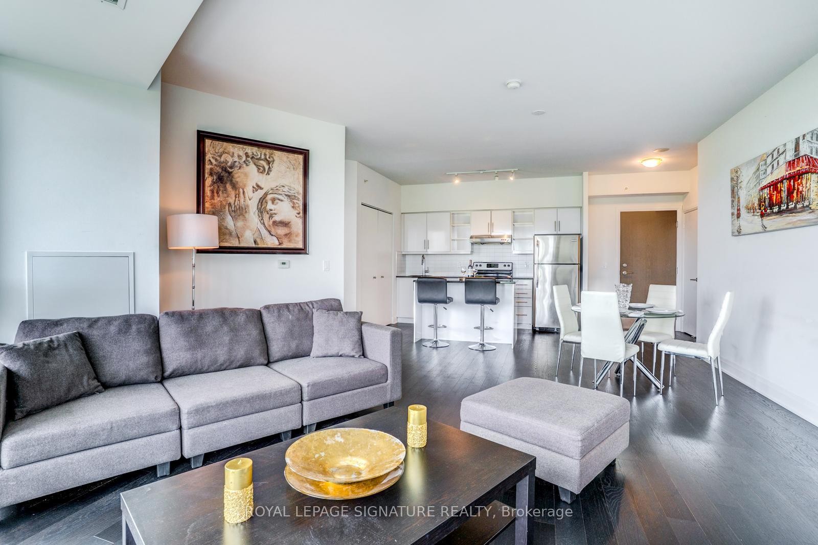 504-160 Vanderhoof Avenue, Toronto, ON - Indoor Photo Showing Living Room