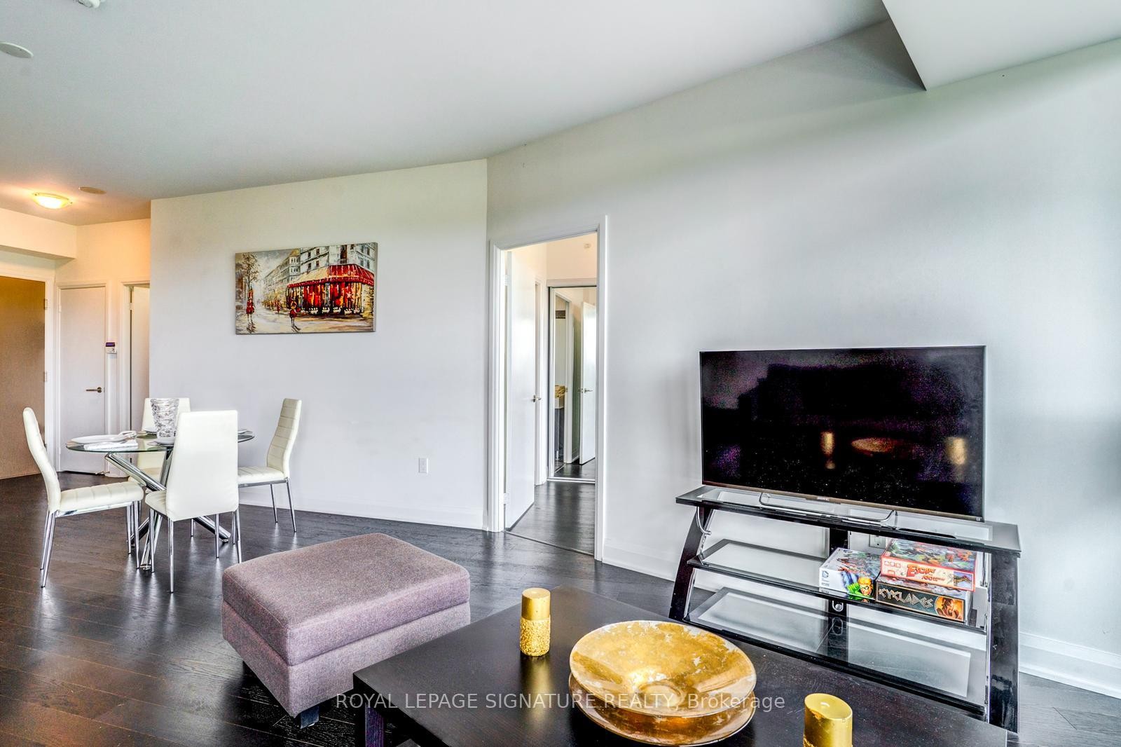 504-160 Vanderhoof Avenue, Toronto, ON - Indoor Photo Showing Living Room