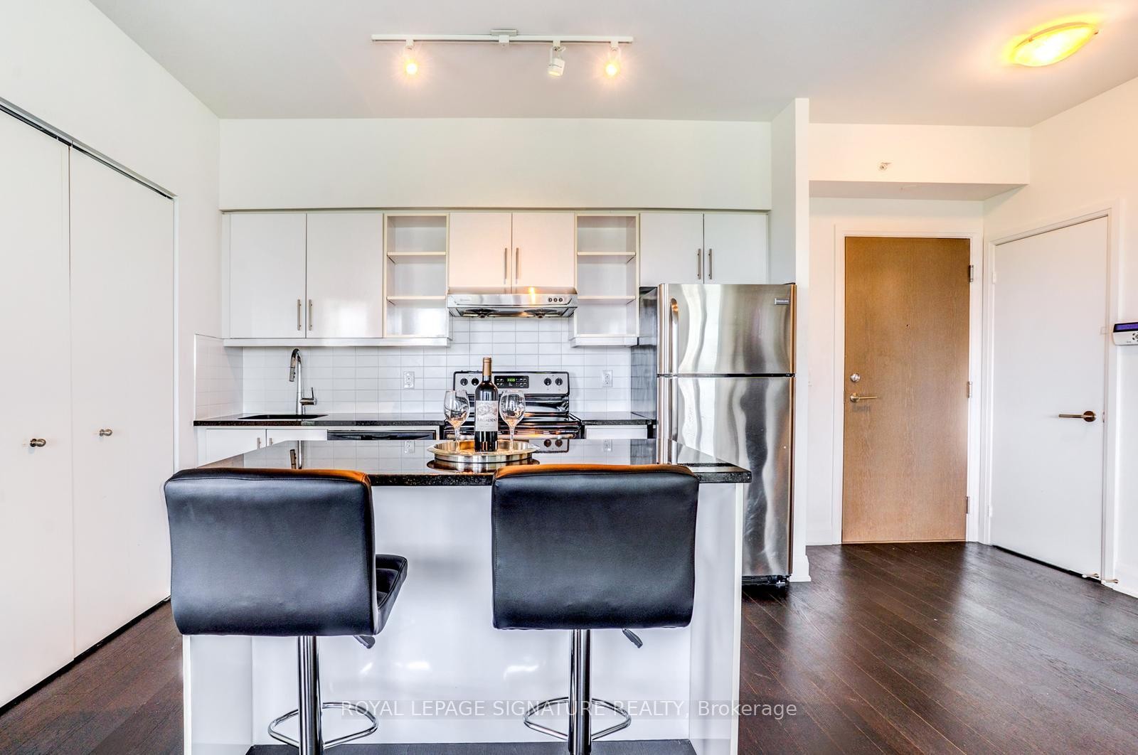 504-160 Vanderhoof Avenue, Toronto, ON - Indoor Photo Showing Kitchen With Upgraded Kitchen