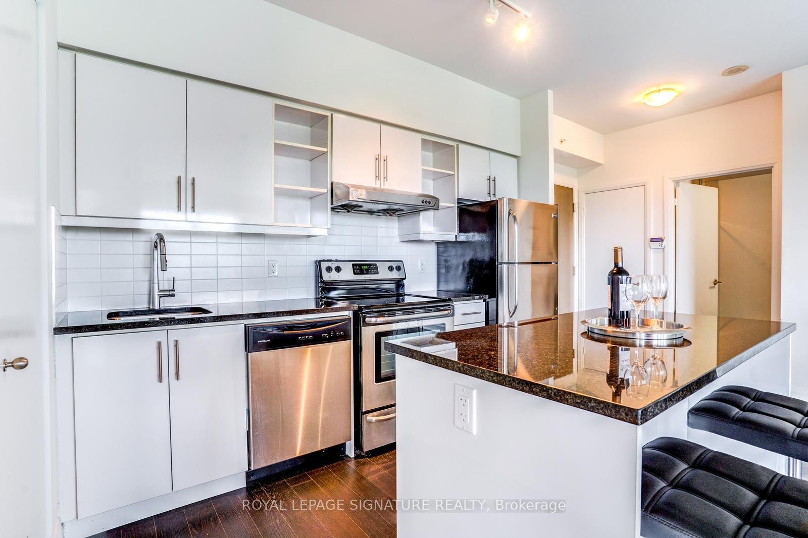 504-160 Vanderhoof Avenue, Toronto, ON - Indoor Photo Showing Kitchen With Upgraded Kitchen